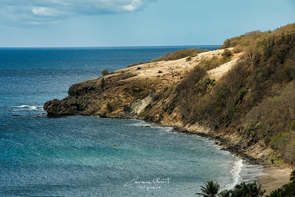 Plage de Petite Anse avec le site "dlo férré"