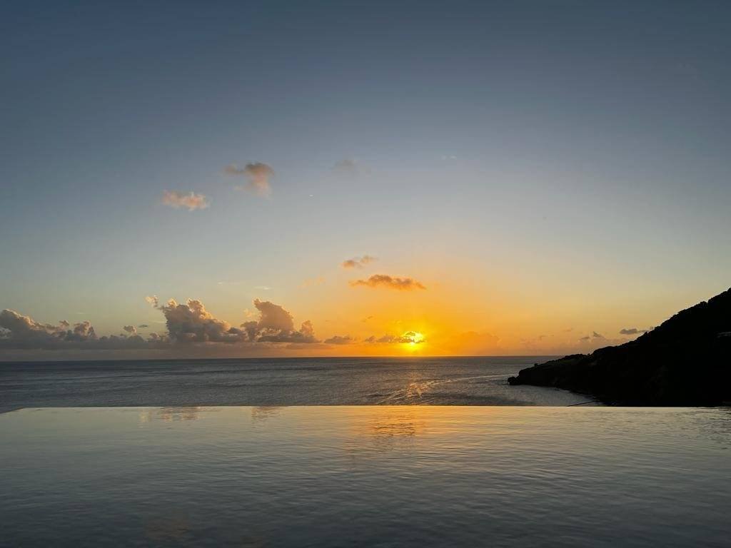 couché de soleil petite anse vu de la villa marine blue